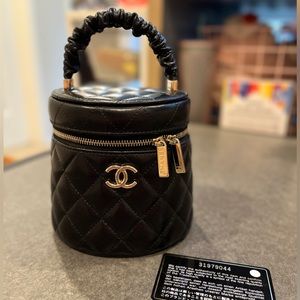 🔥🔥🔥 Chanel CC Ruched Top Handle Vanity Case Quilted
Lambskin Small